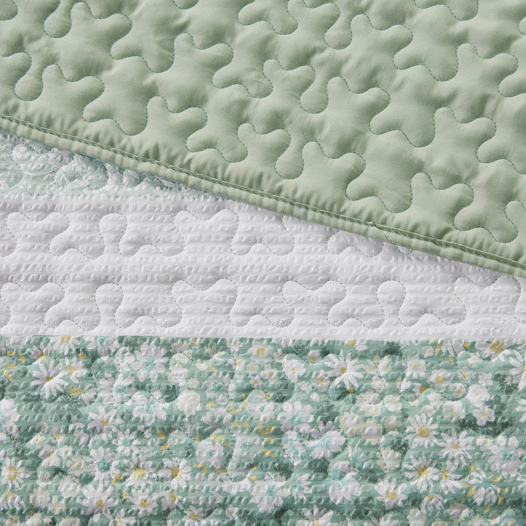 Madison Park 4 Piece Seersucker Quilt Set with Throw Pillow