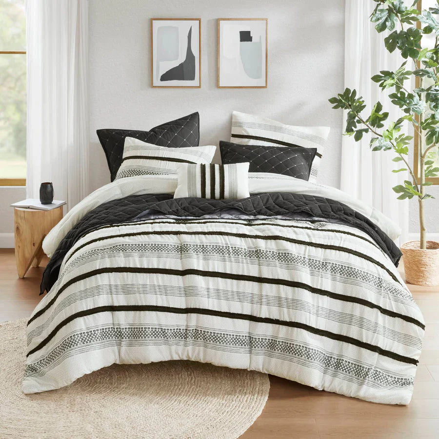 Versatile Bedding Pieces Are Worth Keeping Year-Round