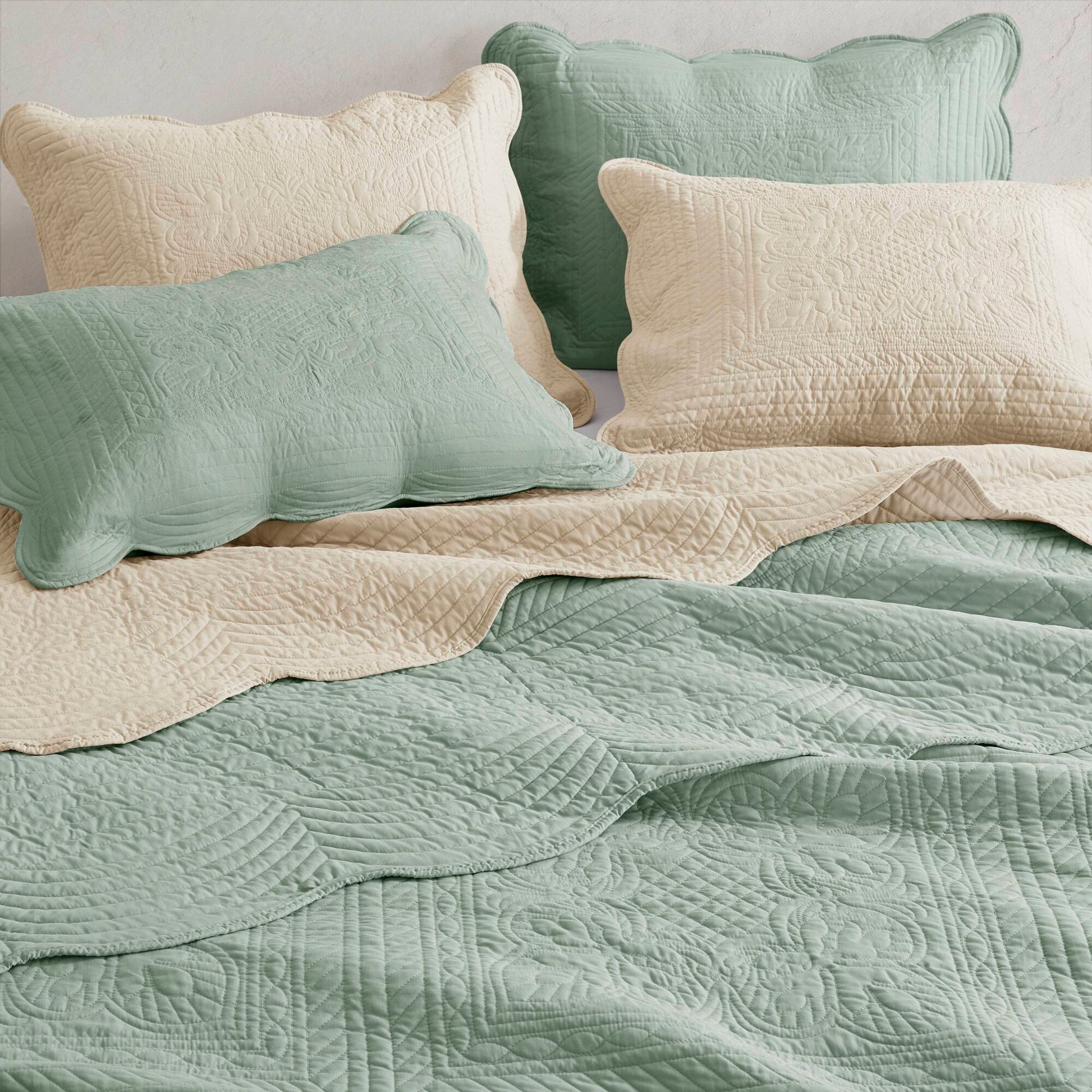 Madison Park 3 Piece Reversible Scalloped Edge Quilt Set