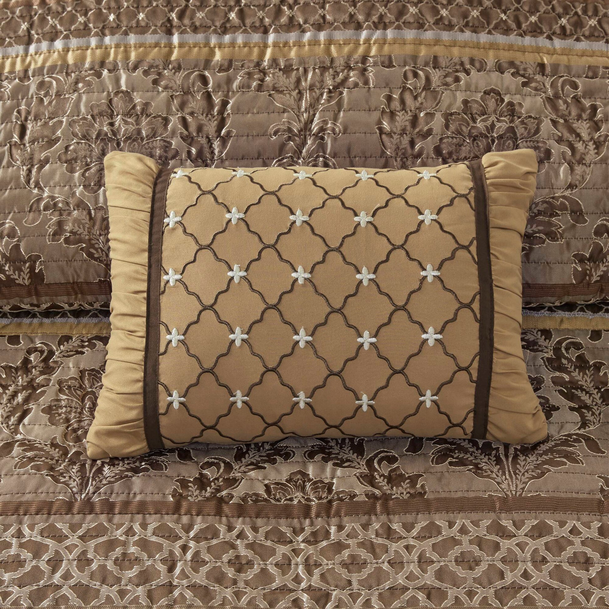 Madison Park 6 Piece Jacquard Quilt Set with Throw Pillows
