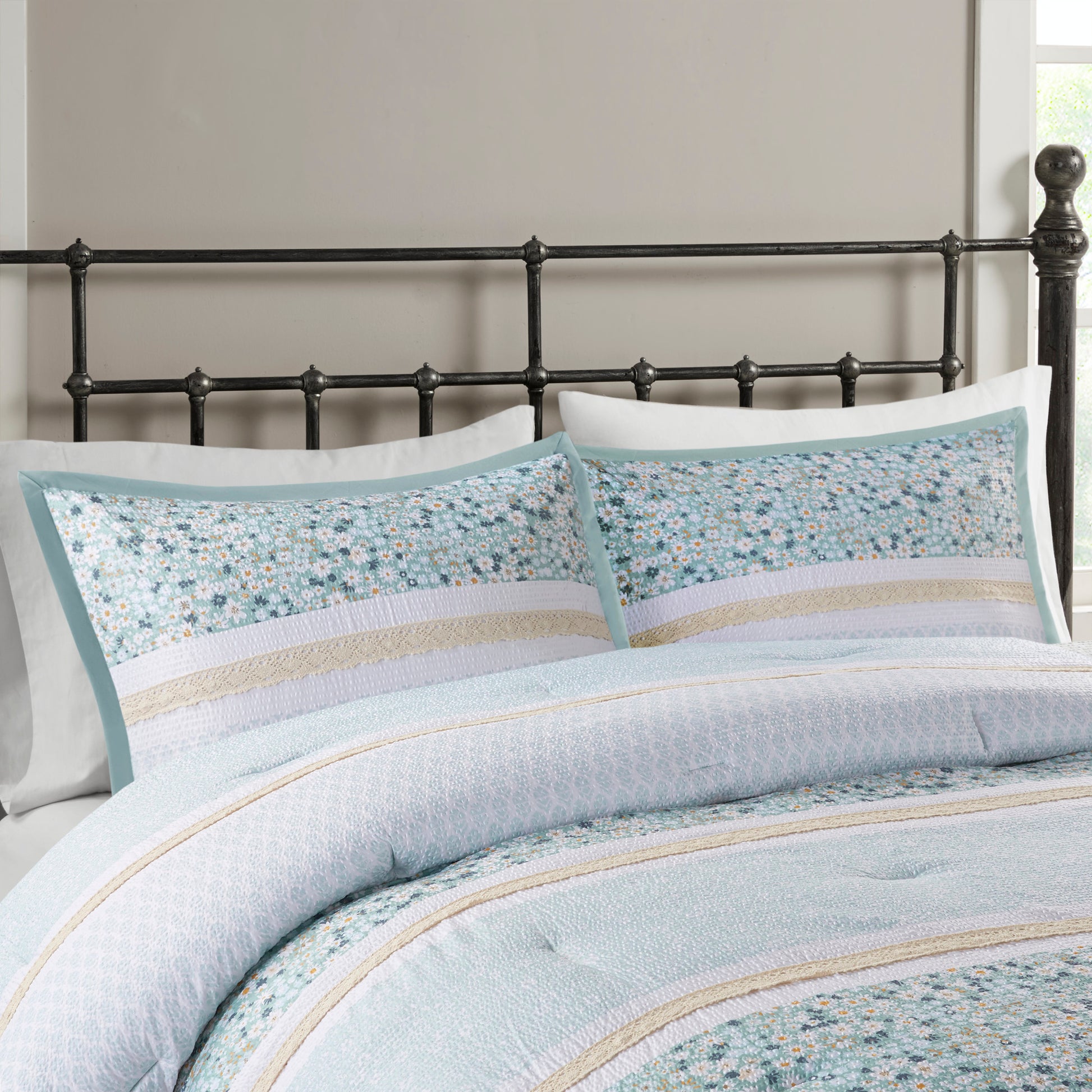 Madison Park 5 Piece Seersucker Comforter Set with Throw Pillows