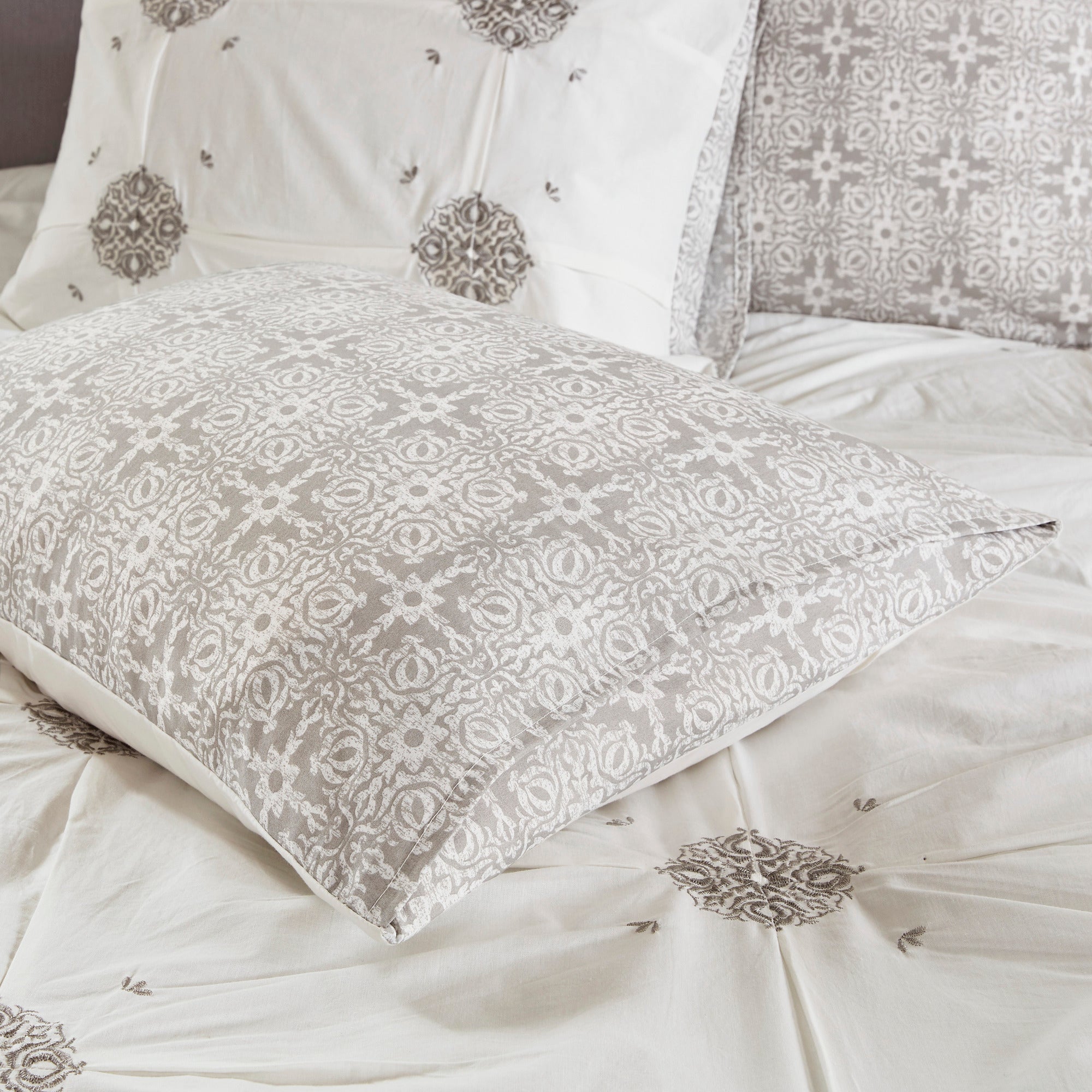 掛け布団 6点セット 海外キングサイズ Malia 6 Piece Embro Malia 6 Piece Embroidered Cotton Reversible Comforter Set