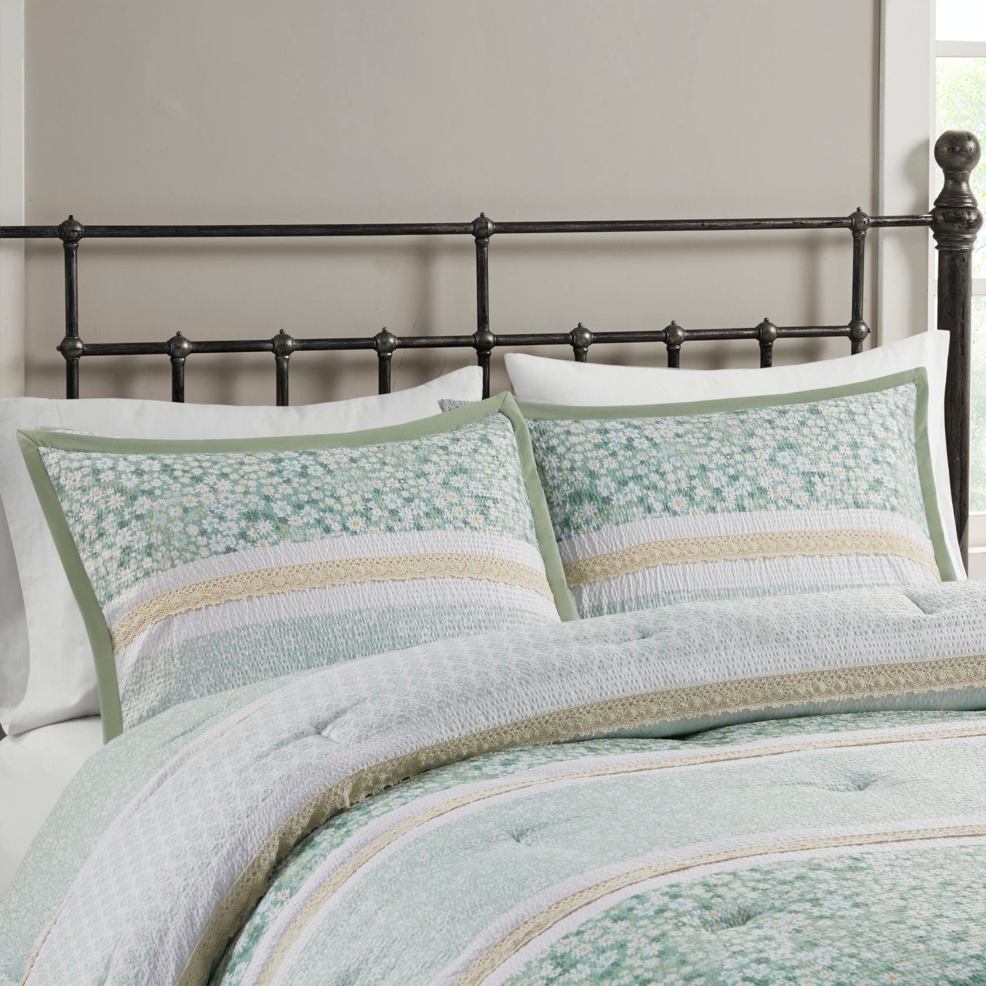Madison Park 5 Piece Seersucker Comforter Set with Throw Pillows