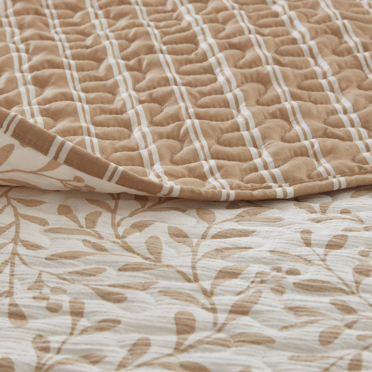 Darcy Cottage 3-Piece Botanical Print Quilt Set