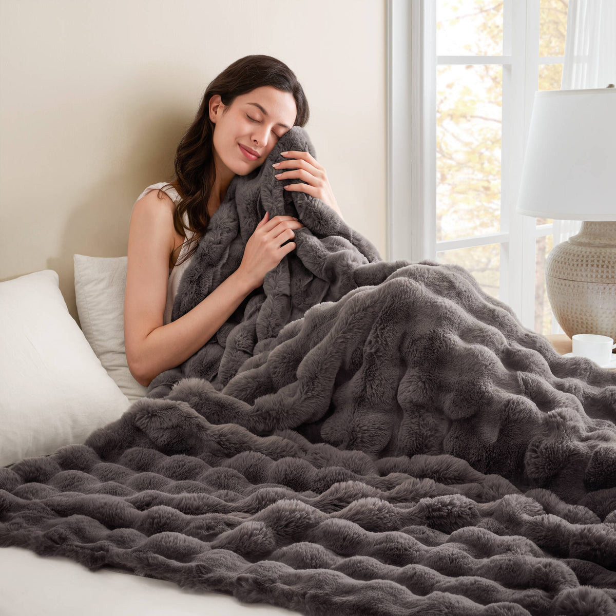 Vivienne Luxury Faux Fur Throw