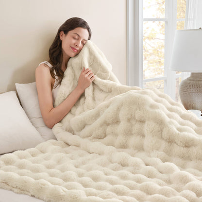 Vivienne Luxury Faux Fur Throw