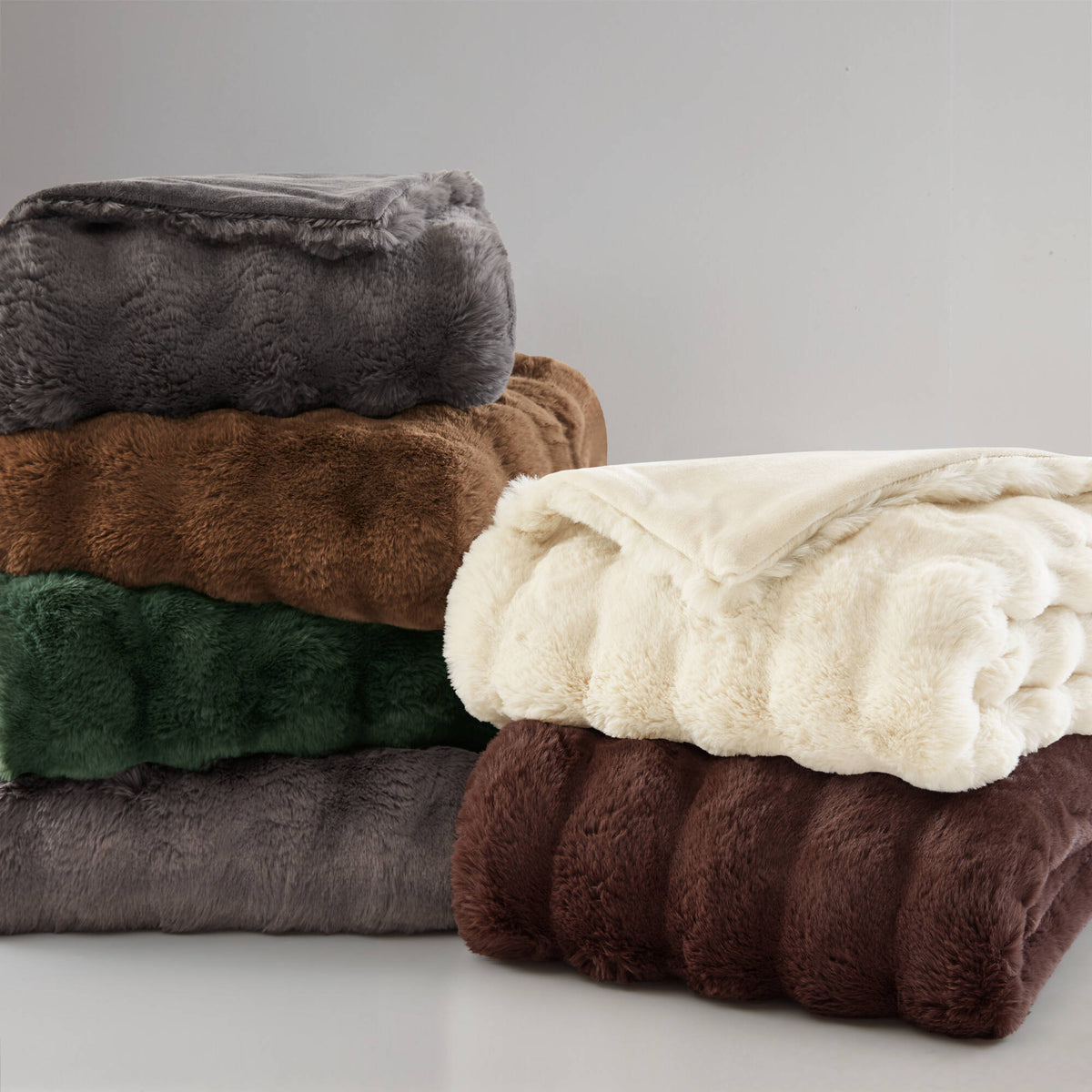 Vivienne Luxury Faux Fur Throw