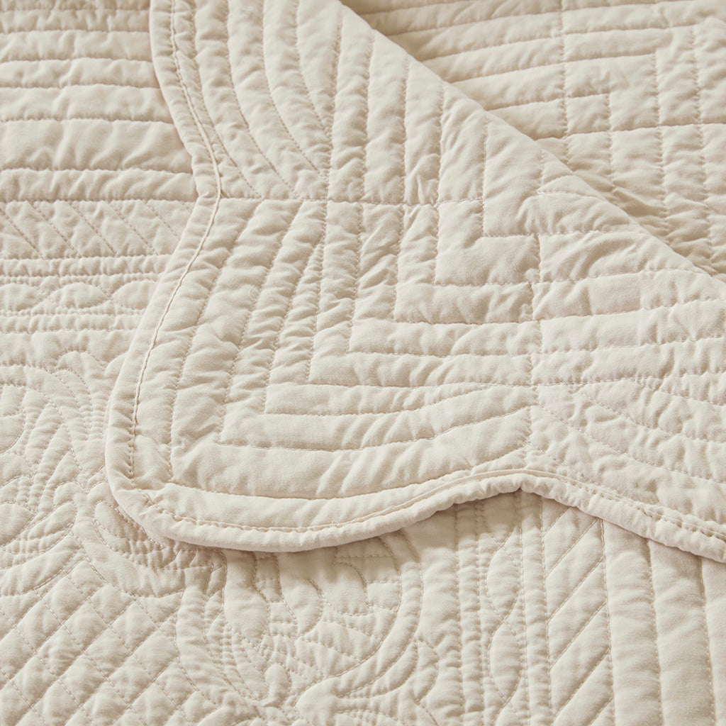 Madison Park Oversized Quilted Throw with Scalloped Edges