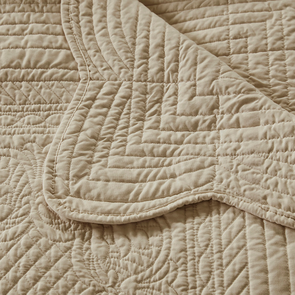 Madison Park Oversized Quilted Throw with Scalloped Edges