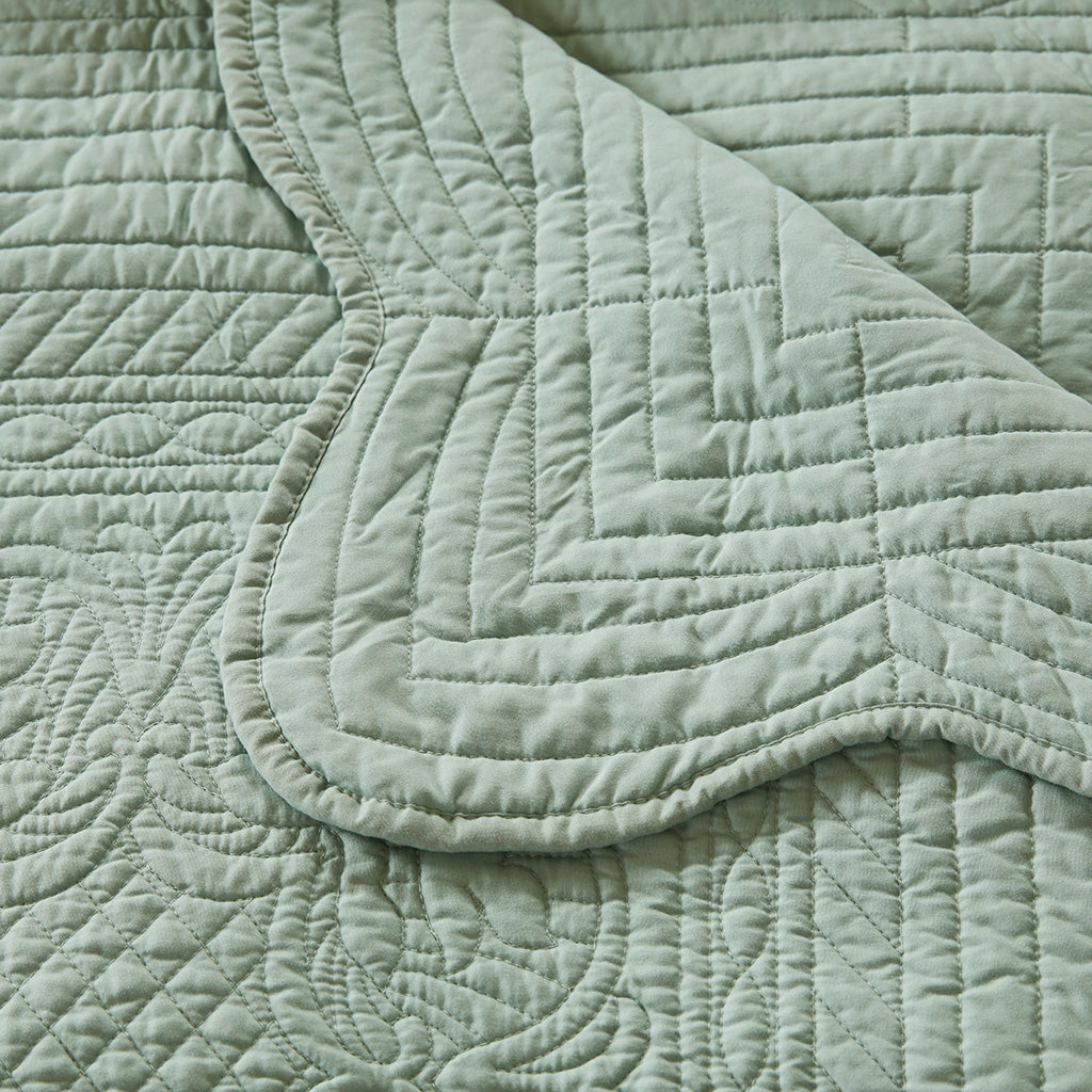 Madison Park Oversized Quilted Throw with Scalloped Edges